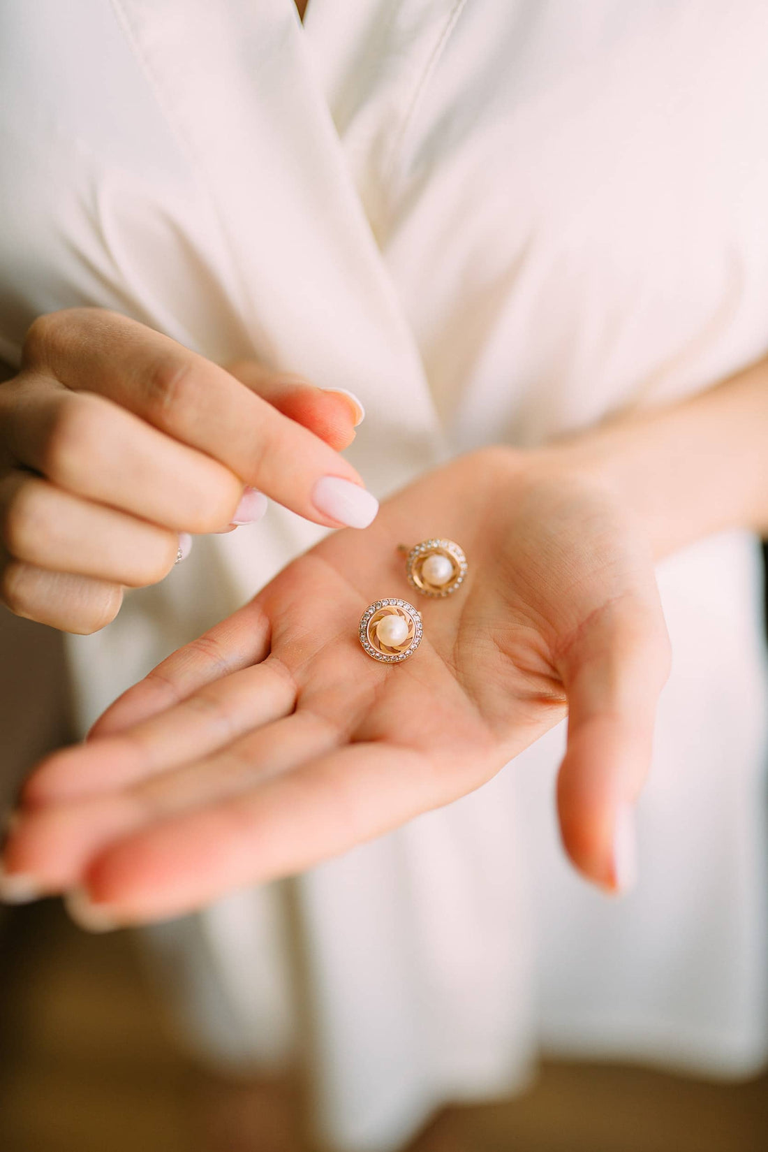 How to Clean Tarnished Jewellery and Keep It Shining: Expert Tips for Silver, Gold & Engraved Pieces